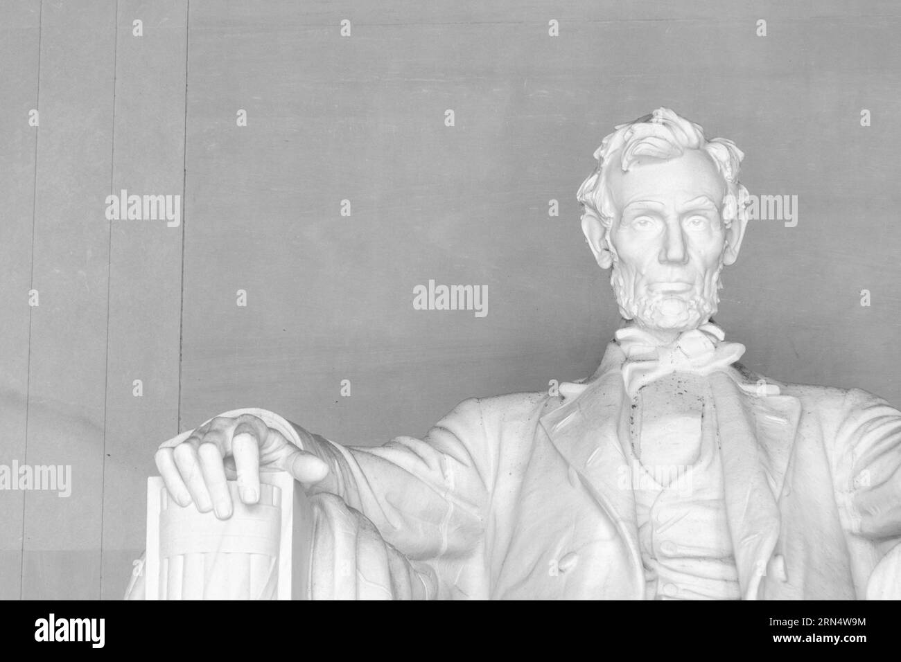 WASHINGTON, DC - il Lincoln Memorial si trova all'estremità occidentale del National Mall di Washington DC. Si affaccia direttamente ad est verso il Washington Monument e il Campidoglio degli Stati Uniti. Progettata nella forma di un tempio neoclassico, la sua camera principale è dominata da una grande statua di un presidente seduto Abraham Lincoln. Fu progettato da Daniel Chester French e completato nel 1920. Il Lincoln Memorial è stato dedicato nel maggio 1922. Foto Stock