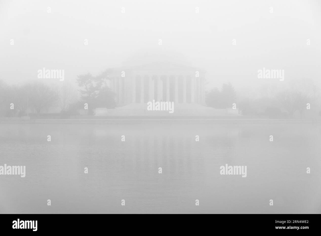 Jefferson Memorial nella nebbia, Washington, D.C. Fotografia in bianco e nero del monumento parzialmente oscurata da una fitta nebbia sul bacino delle maree. Foto Stock