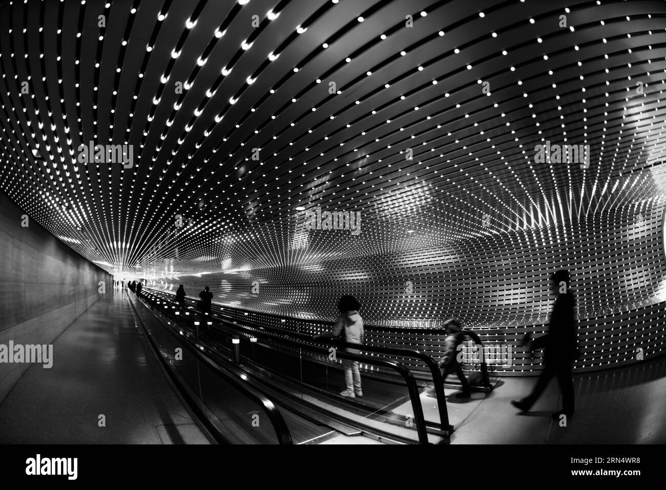 Scultura di luce multiverso, National Gallery of Art, Washington, D.C. la fotografia in bianco e nero mostra l'installazione dei LED lungo un passaggio pedonale con le persone su un marciapiede in movimento. Foto Stock
