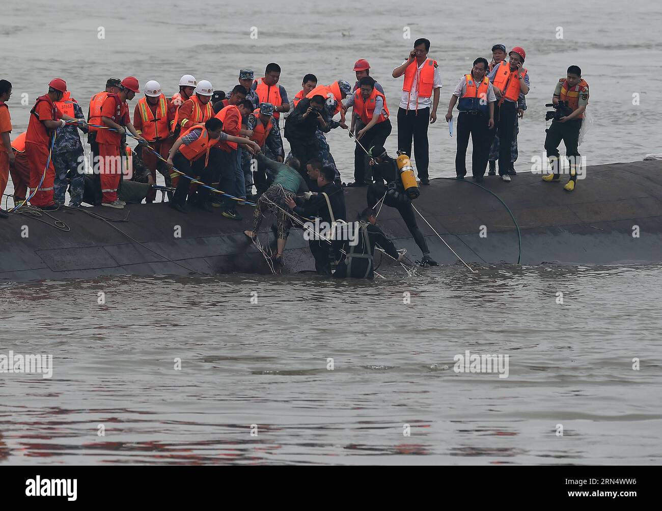 (150602) -- JIANLI, 2 giugno 2015 -- i soccorritori salvano un sopravvissuto dalla nave passeggeri rovesciata nella sezione Jianli del fiume Yangtze nella provincia di Hubei nella Cina centrale, 2 giugno 2015. La nave, denominata Dongfangzhixing, o Eastern Star, affondò intorno alle 21:28 (1328 GMT) del lunedì dopo essere stata catturata in un ciclone nella sezione Jianli del fiume Yangtze. Trasportando 405 passeggeri, cinque lavoratori delle agenzie di viaggio e 47 membri dell'equipaggio, la nave era diretta da Nanchino, capitale della provincia di Jiangsu della Cina orientale, verso la municipalità di Chongqing della Cina sud-occidentale. Cheng min) (lfj) FOCUS CHINA-HUBEI-JIANLI-SIN Foto Stock