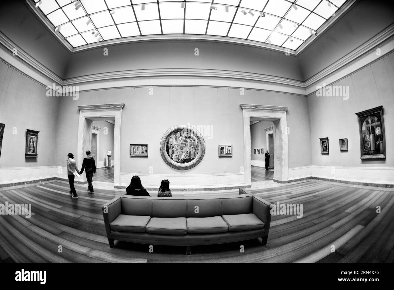 Dipinti nella National Gallery of Art di Washington, D.C. fotografie in bianco e nero che mostrano una vista grandangolare di una sala galleria con dipinti sulle pareti e sui visitatori. Foto Stock
