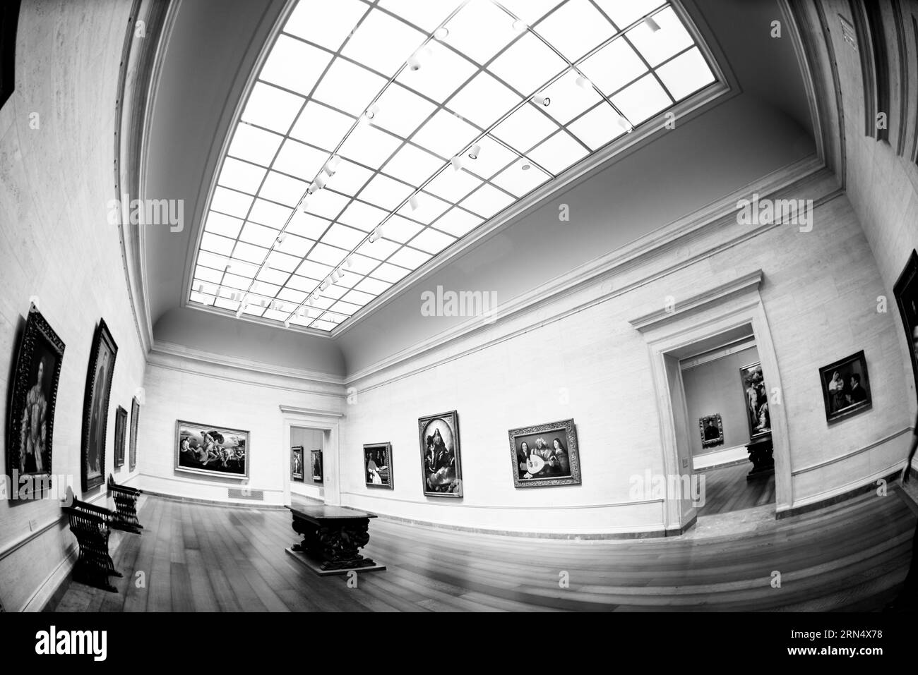Interni della galleria d'arte, Tidal Basin, Washington D.C. la fotografia in bianco e nero mostra dipinti esposti sulle pareti, visti con un obiettivo grandangolare. Foto Stock