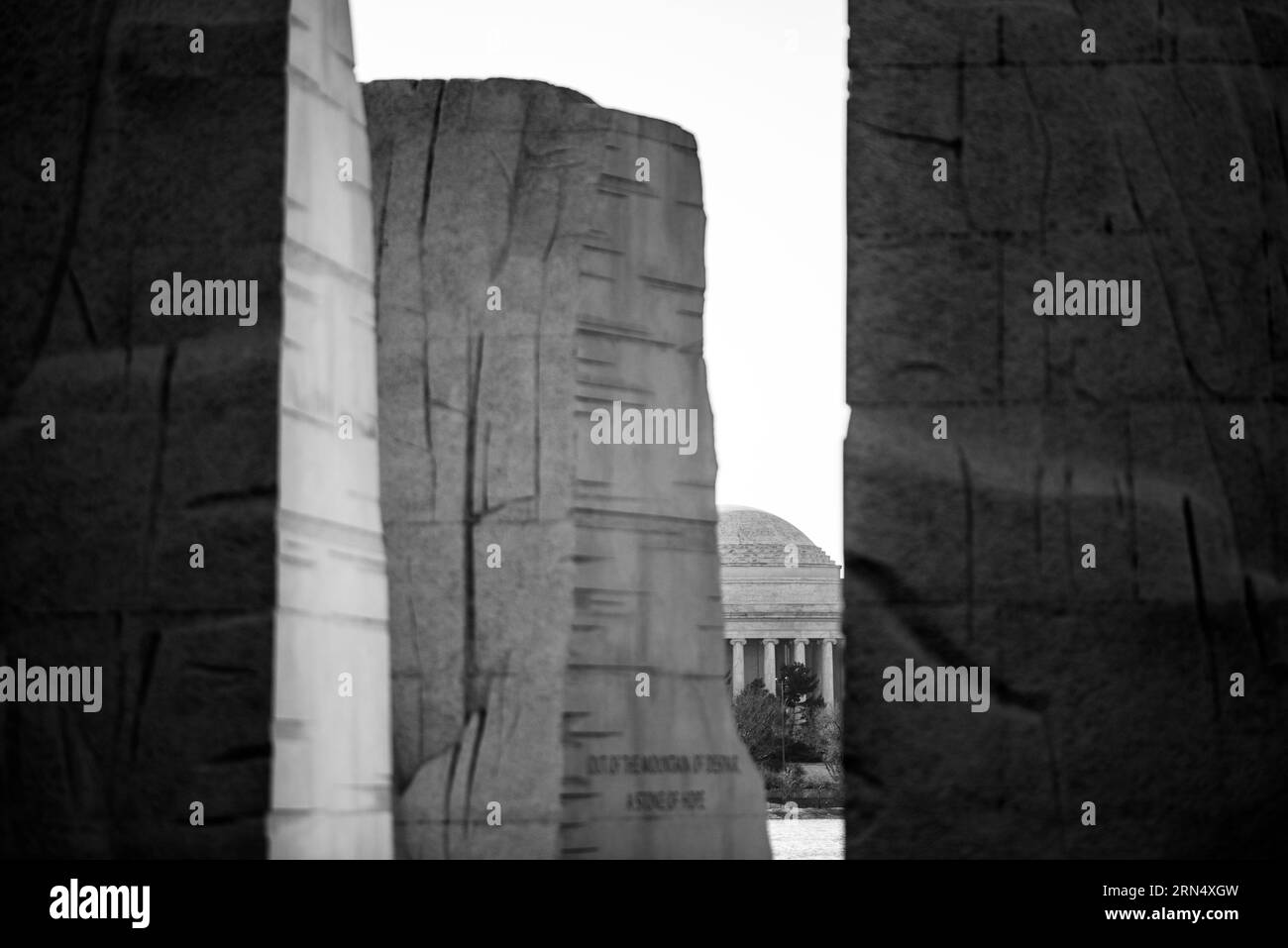 Martin Luther King Jr. Memorial, Washington, D.C. Fotografia in bianco e nero che mostra il Jefferson Memorial attraverso la pietra della speranza. Foto Stock