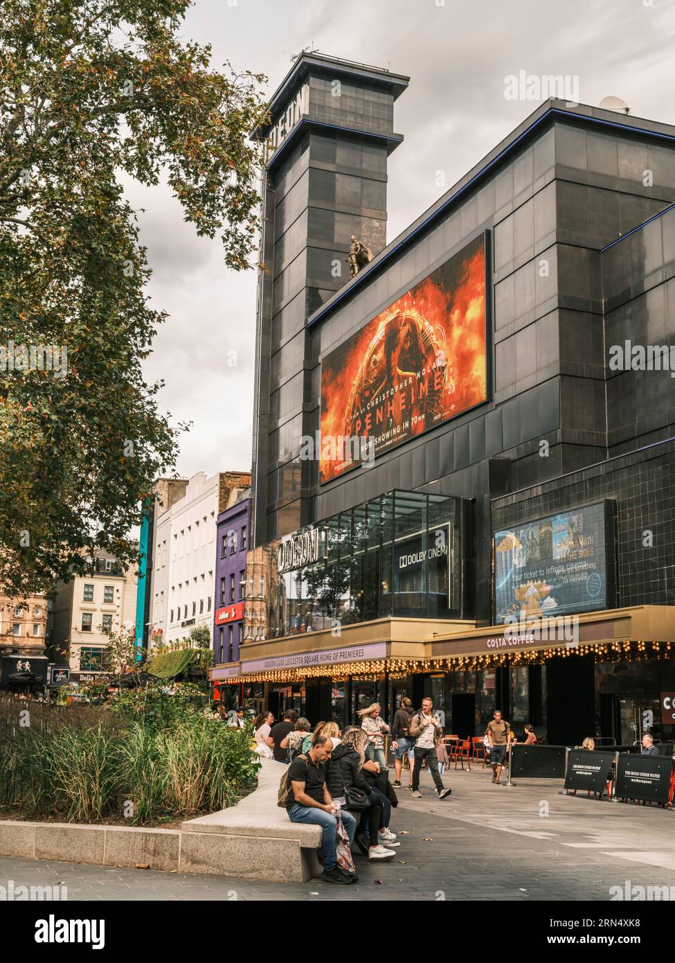 Leicester Square, Londra, Inghilterra. L'iconico cinema Odeon di Leicester Square, sede di anteprime mondiali, è un cinema all'avanguardia dell'ovest Foto Stock