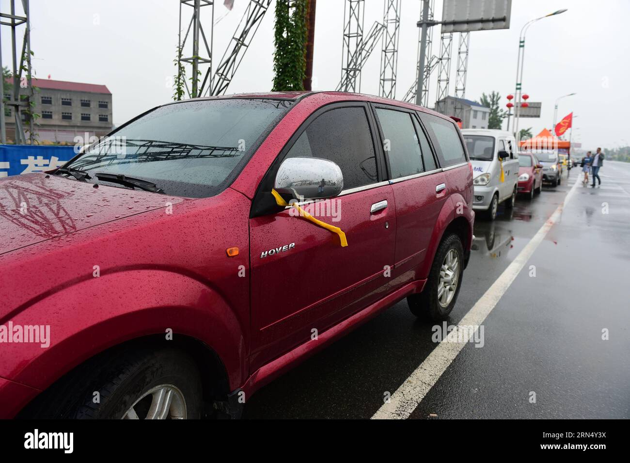 (150604) -- JIANLI, 4 giugno 2015 -- le auto con nastri gialli legati agli specchi retrovisori si vedono a Jianli, nella provincia di Hubei, nella Cina centrale, il 4 giugno 2015. Una nave da crociera con più di 450 persone il lunedì è affondata nella sezione Jianli del fiume Yangtze. Molti autisti locali si stanno unendo alle forze di soccorso offrendo corse gratuite per i soccorritori e i parenti delle vittime con il segno di nastri gialli. ) (wf) CHINA-HUBEI-SHIP SINKING-RESCUE (CN) HaoxTongqian PUBLICATIONxNOTxINxCHN Jianli 4 giugno 2015 Auto con nastri gialli legati agli specchi retrovisori È Lakes in Jianli Central China S Hubei Pro Foto Stock