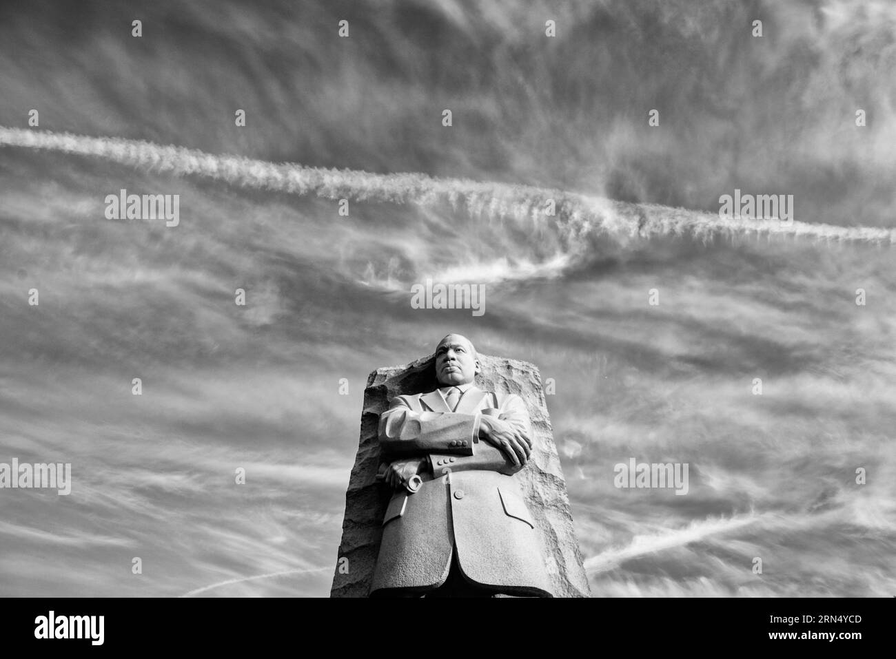 Martin Luther King Jr Memorial Statue, Washington, D.C. Fotografia in bianco e nero che mostra il monumento visto dal basso, adagiato contro un cielo con nuvole striscianti. Foto Stock