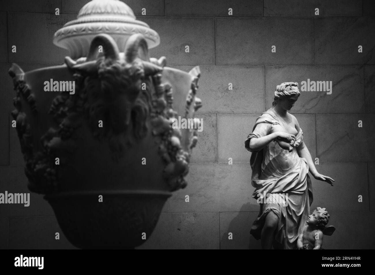 Sculture presso la National Gallery of Art di Washington, D.C. fotografia in bianco e nero che mostra un'urna decorativa e una statua classica di una donna e di un bambino. Foto Stock