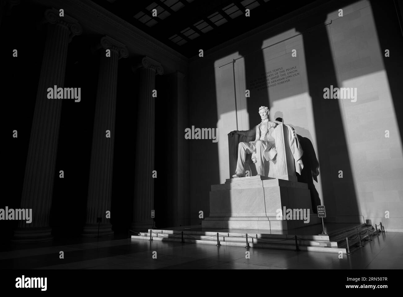 Statua di Abraham Lincoln, Lincoln Memorial, Washington. Fotografia in bianco e nero che mostra la statua illuminata dalla luce che scorre attraverso le colonne. Foto Stock
