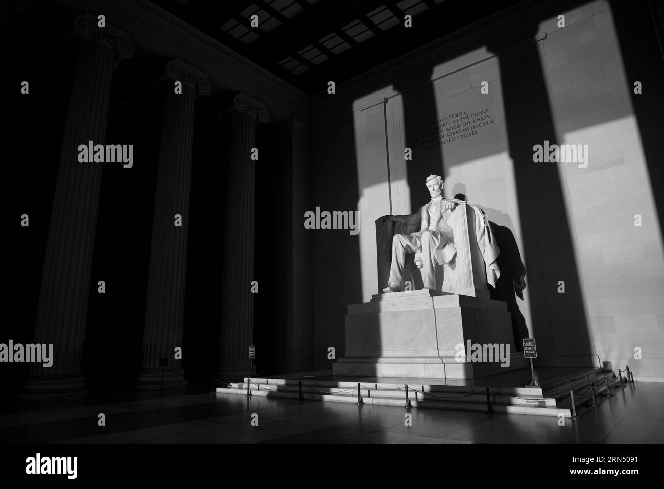 Statua di Abraham Lincoln, Lincoln Memorial, Washington, D.C. Fotografia in bianco e nero che mostra la statua illuminata da un fascio di luce. Foto Stock