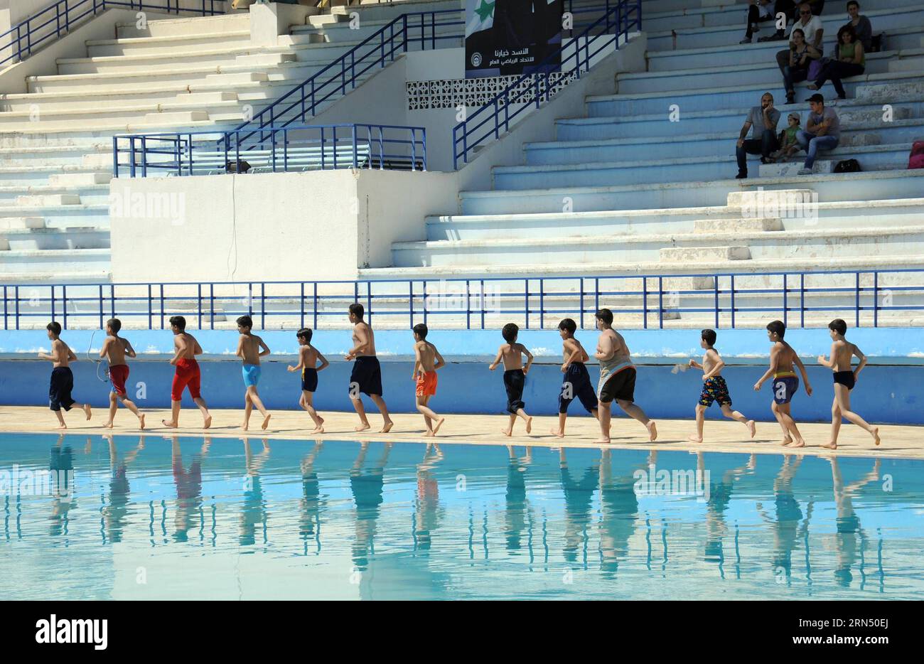 I bambini siriani corrono intorno alla piscina di un club sportivo a Damasco, capitale della Siria, 6 giugno 2015. Molte famiglie Damascene hanno scelto di mettere i loro figli nelle scuole estive per praticare sport e sfruttare il loro tempo per tenerli lontani dallo stress del conflitto in Siria. Ammar) (SP)SIRIA-DAMASCO-KIDS SPORT HummamxSheikhxAli PUBLICATIONxNOTxINxCHN i bambini siriani corrono intorno alla piscina di un club sportivo di Damasco capitale della Siria 6 giugno 2015 MOLTE famiglie di Damascene hanno scelto di mettere i loro bambini nelle scuole estive per praticare sport e sfruttare il loro tempo per tenerli lontani dallo stress di Foto Stock