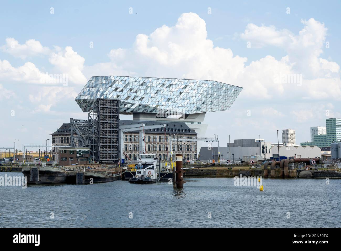 Quartier generale dell'autorità portuale di Anversa, progettata dal famoso architetto iraniano Zaha Hadid, Anversa, Fiandre, Belgio Foto Stock