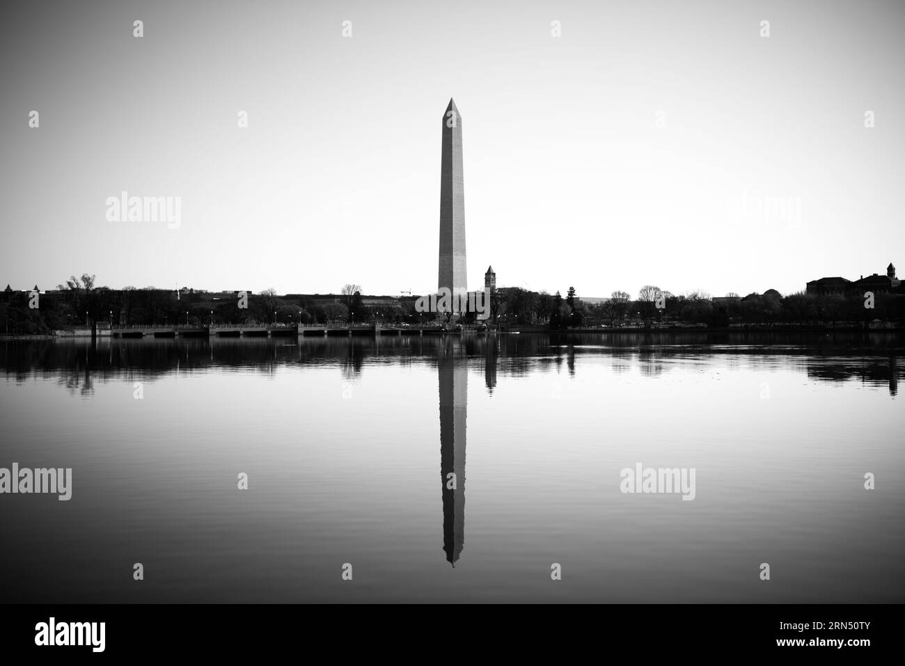 Monumento a Washington riflesso nel bacino delle maree, Washington, D.C. fotografia in bianco e nero che mostra l'obelisco e il suo riflesso sull'acqua ferma. Foto Stock