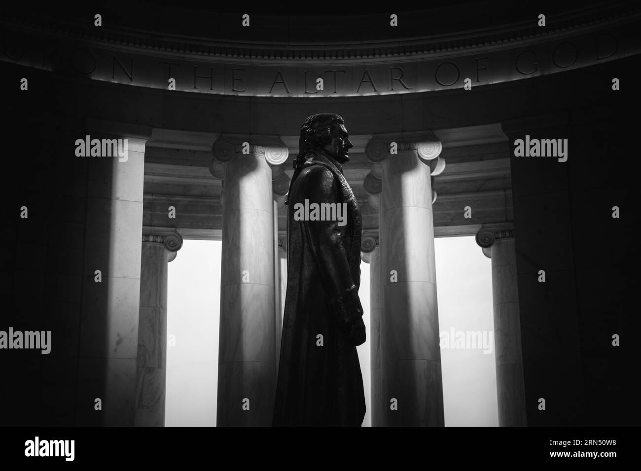 Jefferson Memorial, Washington, D.C. Fotografia in bianco e nero che mostra una vista laterale della statua incorniciata da colonne neoclassiche e l'iscrizione sopra. Foto Stock