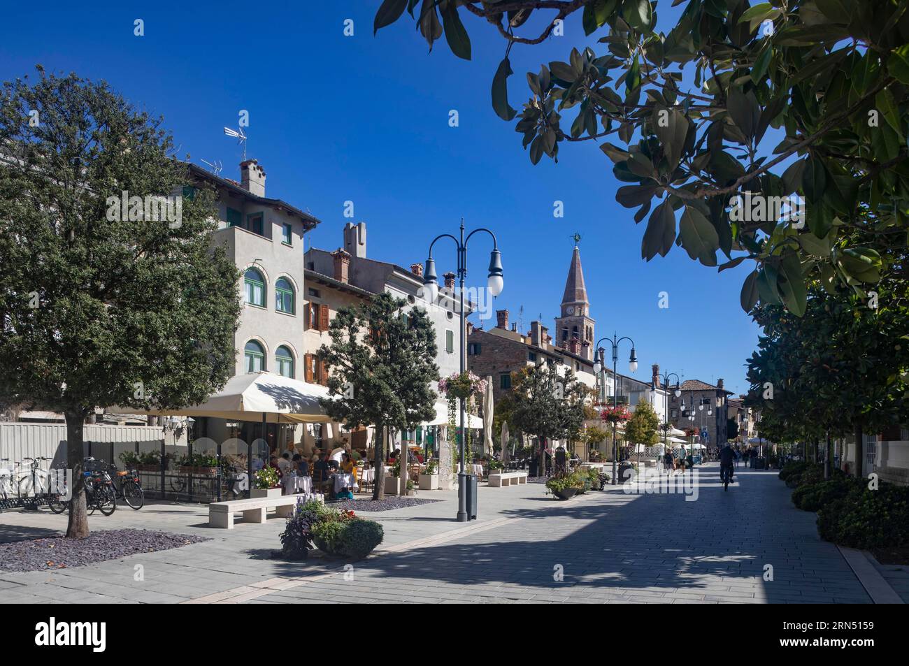 Zona pedonale con ristoranti nel centro storico di grado, Friuli Venezia Giulia, Italia Foto Stock