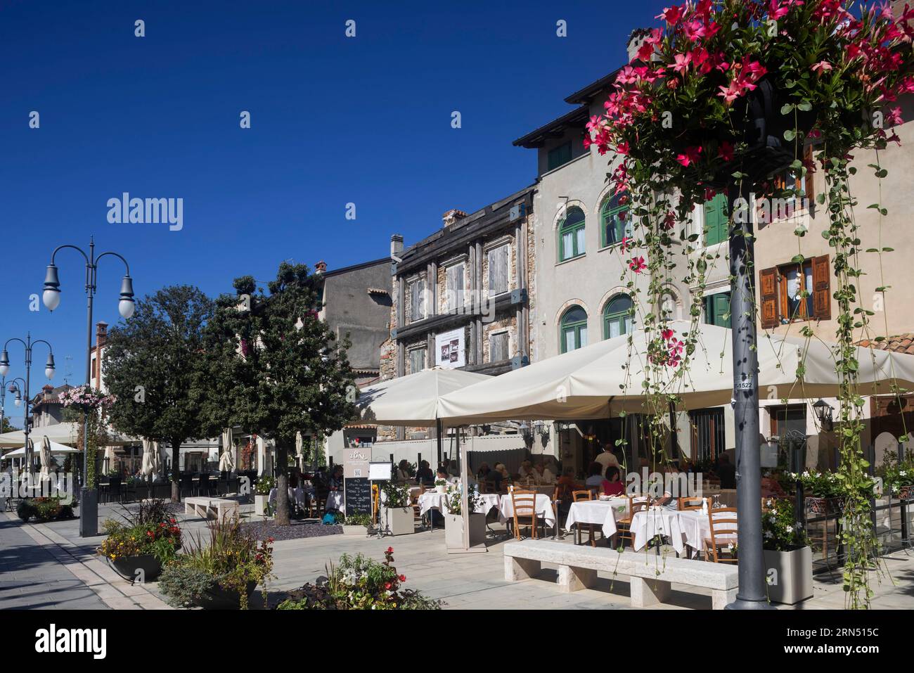 Zona pedonale con ristoranti nel centro storico di grado, Friuli Venezia Giulia, Italia Foto Stock