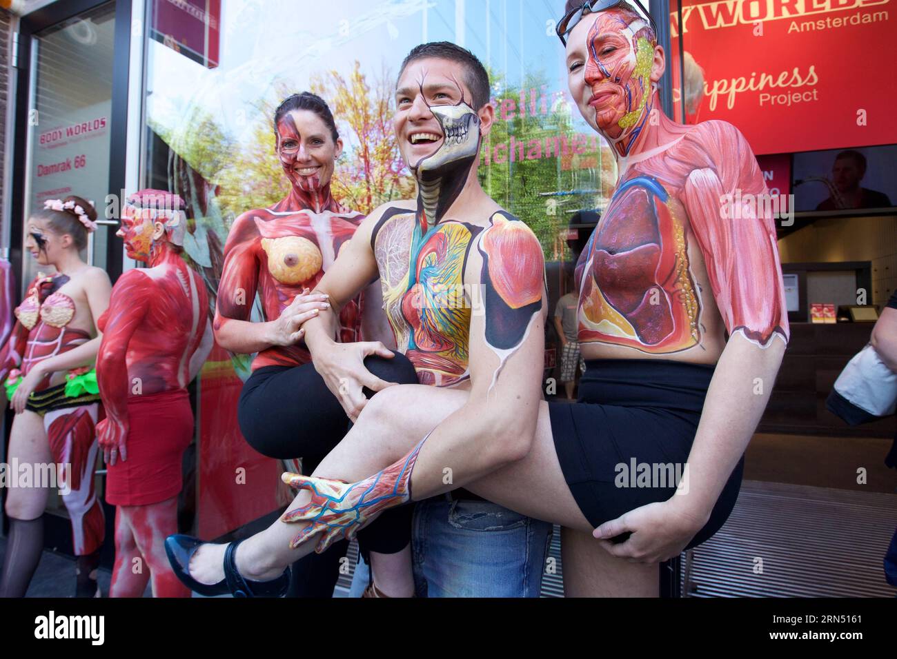 I modelli di body painting si pongono durante Under Your Skin , una mostra con dipinti anatomici del corpo, in Piazza Dam nel centro di Amsterdam, Paesi Bassi, 7 giugno 2015. ) NETHERLANDS-AMSTERDAM-ART-BODY PAINTING-EXHIBITION SylviaxLederer PUBLICATIONxNOTxINxCHN Body Painting models pose during your skin to Exhibition featuring Anatomical Body Paintings AT Dam Square in Downtown Amsterdam Netherlands 7 giugno 2015 Netherlands Amsterdam Art Body Painting Exhibition SylviaxLederer PUBLICATIONxNOTxINxCHN Foto Stock