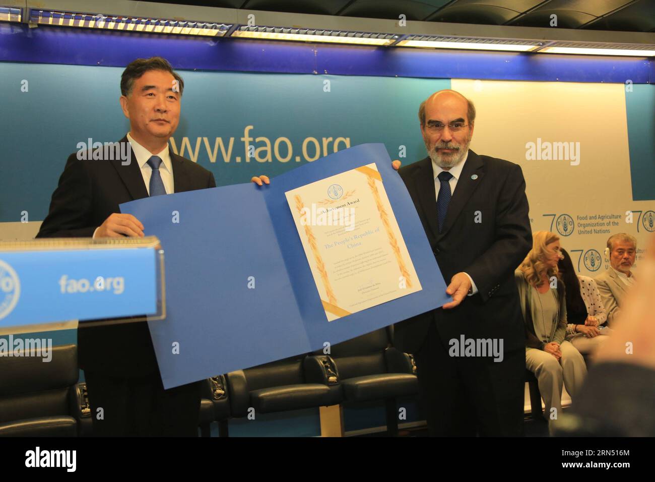 Il Direttore generale della FAO Jose Graziano da Silva (R) consegna il diploma di premiazione al Vice Premier della Cina Wang Yang presso la sede della FAO a Roma, Italia, il 7 giugno 2015. L'Organizzazione delle Nazioni Unite per l'alimentazione e l'agricoltura (FAO) ha riconosciuto la Cina qui domenica per aver dimezzato il numero assoluto di persone affamate entro il 2015, obiettivo ambizioso fissato dal Vertice mondiale sull'alimentazione (WFS) nel 1996. ) ITALY-ROME-FAO-CHINA-WANG YANG-AWARD WangxXingqiao PUBLICATIONxNOTxINxCHN Direttore generale della FAO Jose Graziano qui Silva r consegna il Diploma Award al Vice Premier della Cina Wang Yang PRESSO la sede della FAO a Roma Italia Ju Foto Stock