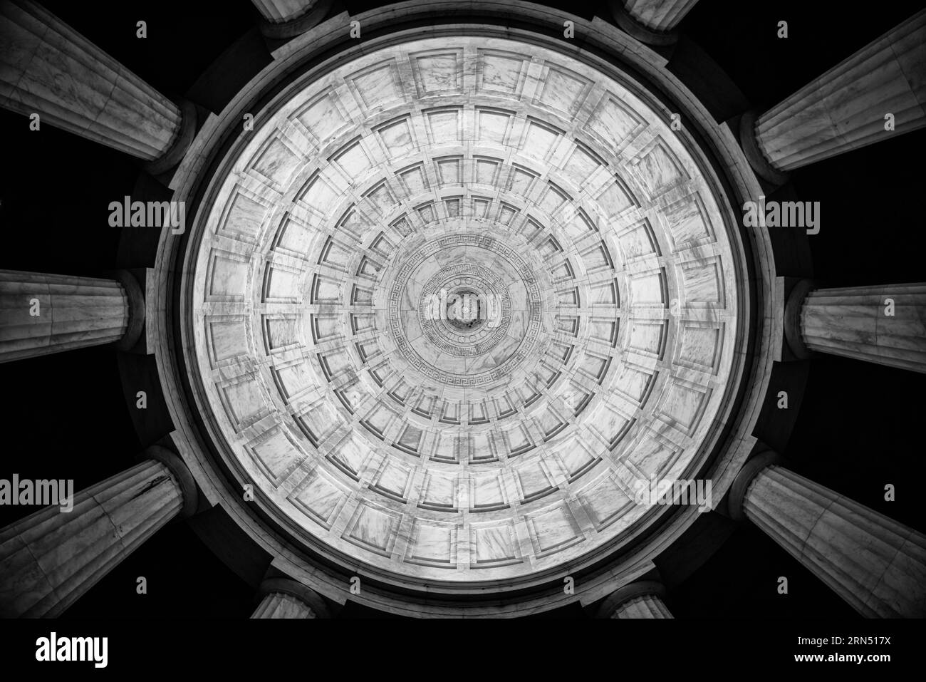 World War i Memorial Dome, National Mall, Washington, D.C. Fotografia in bianco e nero che mostra una vista verso l'alto del soffitto a cassettoni e delle colonne doriche. Foto Stock