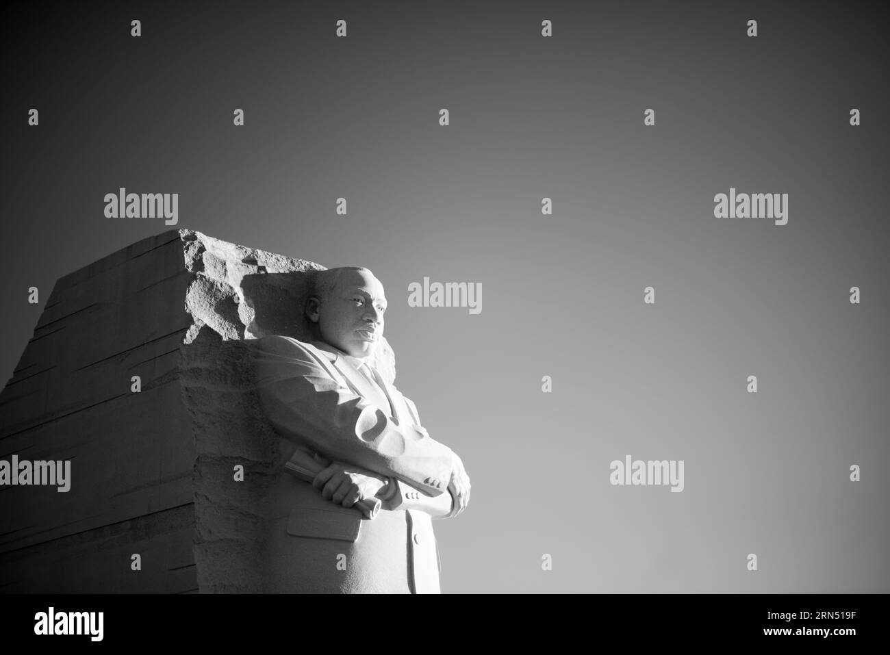 WASHINGTON, DC - La statua principale del dottor Martin Luther King Jr. presso il MLK Memorial sulle rive del bacino di marea a Washington DC. La statua principale, da scultore cinese Lei Yixin, sorge qui contro un cielo blu chiaro con copyspace. Foto Stock