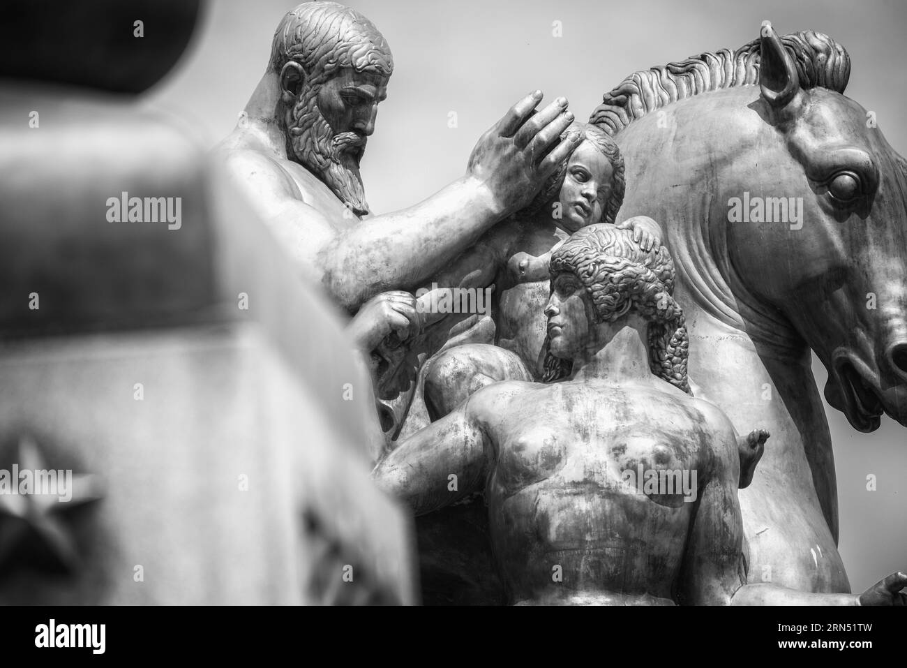 Statua del sacrificio, Arlington Memorial Bridge, Washington, D.C. Fotografia in bianco e nero che mostra la scultura con figure di un uomo, una donna, un bambino e un cavallo. Foto Stock