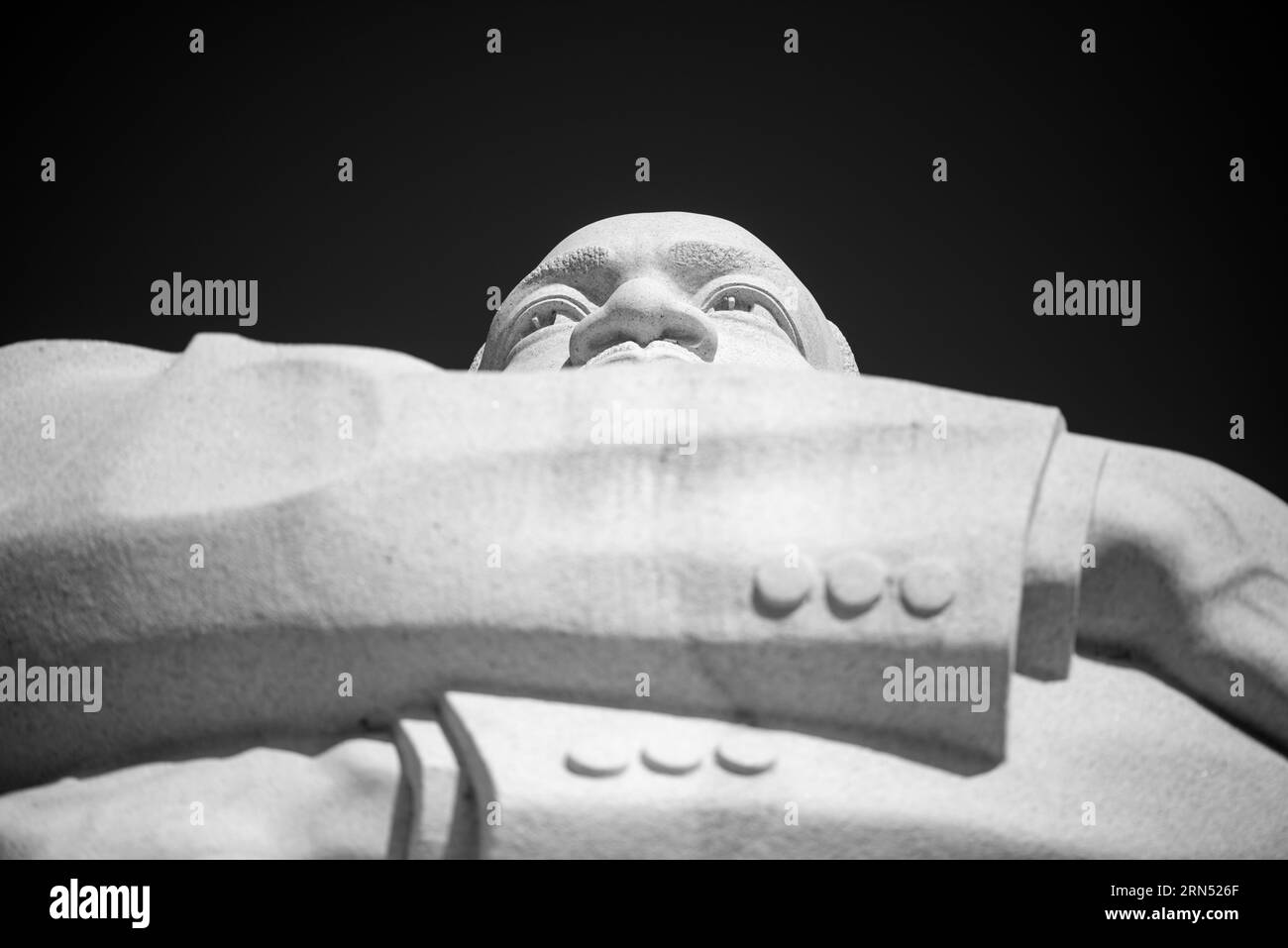 Statua di Martin Luther King Jr, Washington, D.C. Fotografia in bianco e nero scattata dal basso, che mostra la testa e le spalle della statua contro un cielo scuro. Foto Stock