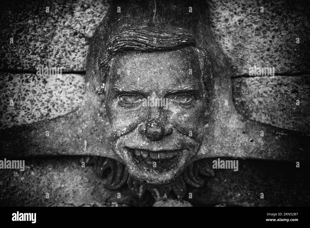 Jack Fish Sculpture, Inlet Bridge, Washington, D.C. Fotografia in bianco e nero che mostra una vista ravvicinata e simmetrica delle sculture in pietra intemprata. Foto Stock