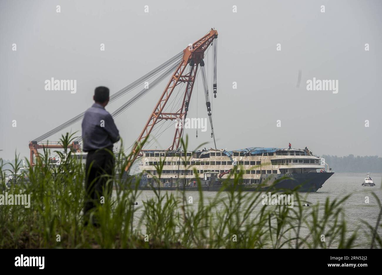 (150610) -- JIANLI, 10 giugno 2015 -- la nave capovolta Eastern Star viene trainata dal luogo dell'incidente a Jianli, nella provincia di Hubei, nella Cina centrale, il 10 giugno 2015. La nave capovolta Eastern Star è stata trainata in una zona acquatica a 10 chilometri dal luogo dell'incidente per un ormeggio sicuro mercoledì.) (Zwx) CHINA-HUBEI-JIANLI-CAPSIZED SHIP-TOWING AWAY (CN) XiaoxYijiu PUBLICATIONxNOTxINxCHN Jianli 10 giugno 2015 la nave capovolta Eastern Star VIENE trainata lontano dal sito dell'incidente nella provincia di Hubei Di Jianli, Cina centrale, 10 giugno 2015 la nave capovolta Eastern Star What trainata in una zona idrica, 10 chilometri Foto Stock