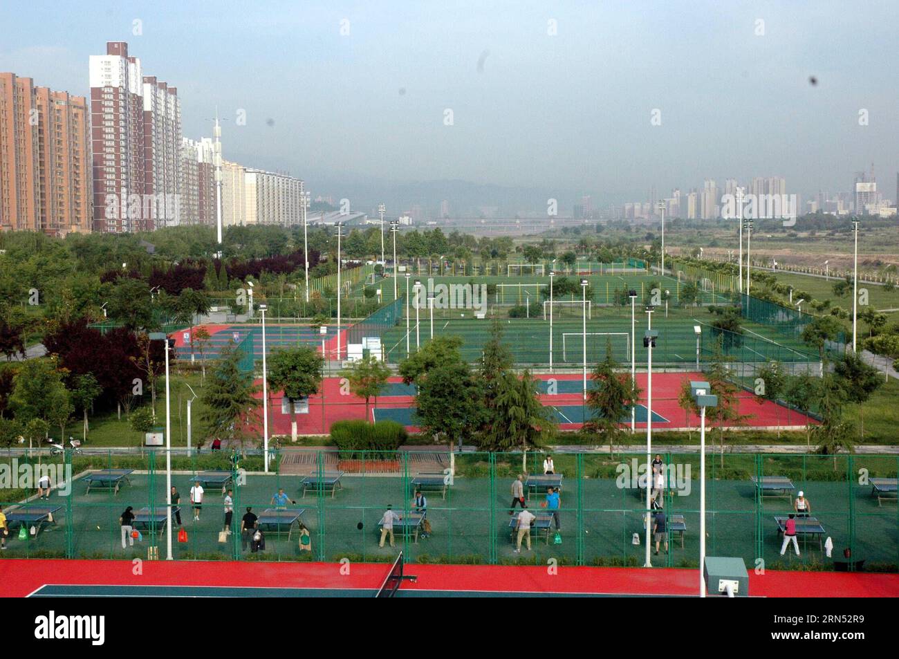 (150610) -- BAOJI, 10 giugno 2015 -- le persone godono di tempo libero nel parco sportivo ecologico sul fiume Weihe a Baoji, nella provincia dello Shaanxi della Cina nord-occidentale, 8 giugno 2015. Il fiume Weihe, lungo 818 km, è il più lungo affluente del fiume giallo, è stato gravemente inquinato negli ultimi due decenni a causa degli scarichi di rifiuti provenienti da cartiere e altri impianti ad alto inquinamento. Dopo anni di lotta contro l'inquinamento aganista nel fiume, le zone umide ecologiche che si estendono per 100 chilometri lungo la riva del fiume sono state costruite a Baoji, una delle principali città industriali del bacino fluviale. ) (WF) CHINA-SHAANXI-WEIHE RIVER Foto Stock