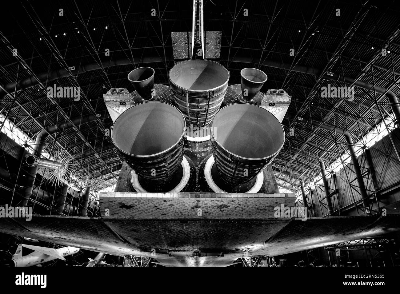 Space Shuttle Discovery Engines, Udvar-Hazy Center, Chantilly. Fotografia in bianco e nero che mostra i motori da un angolo basso, con la struttura del soffitto del museo visibile sullo sfondo. Foto Stock