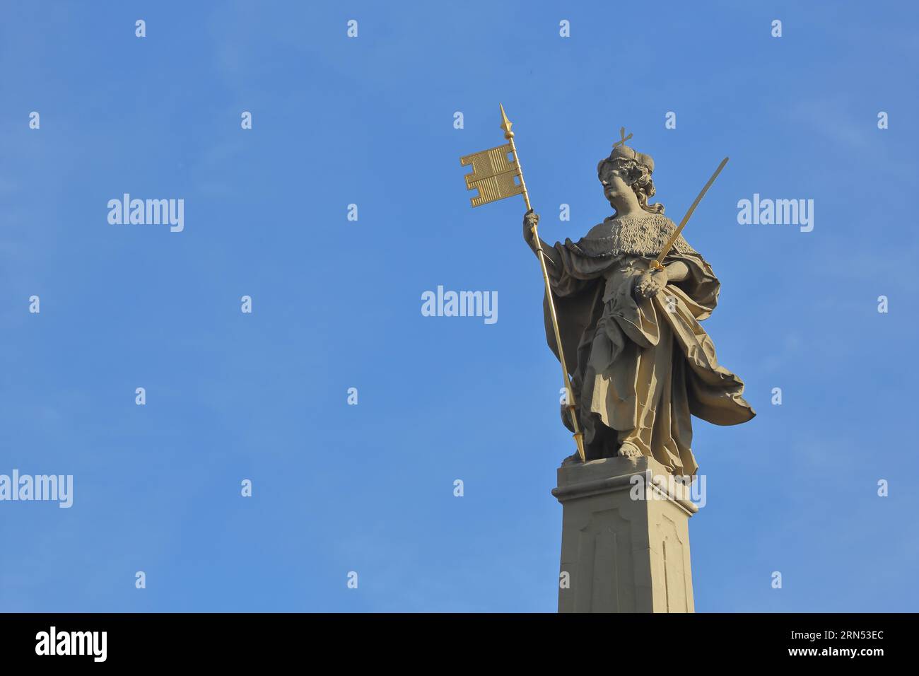 Scultura Franconia con bandiera e stemma, patrono della Franconia, presso il Vierroehrenbrunnen, Grafeneckart, municipio, Frankonia, Franconian Foto Stock
