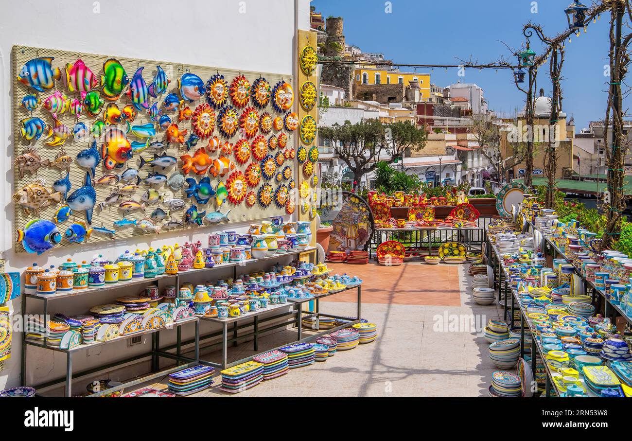 Tipico negozio di ceramiche nel centro di Positano, Costiera Amalfitana, Penisola Sorrentina, provincia di Salerno, Campania, Italia meridionale, Italia Foto Stock