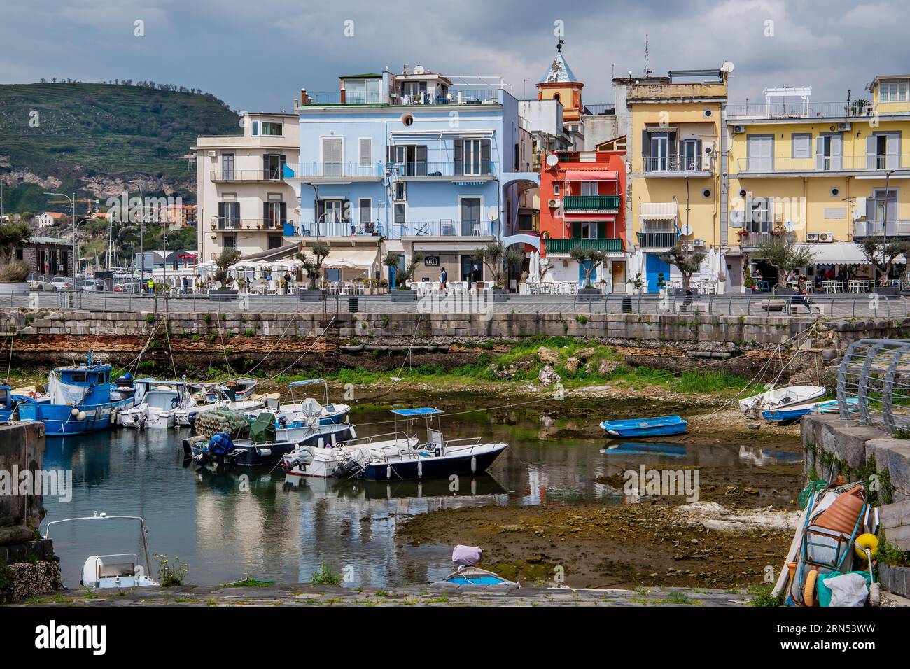 Case sul lungomare del porto peschereccio di Darsena dei pescatori, Pozzuoli, Golfo di Napoli, Campania, Italia meridionale, Italia Foto Stock