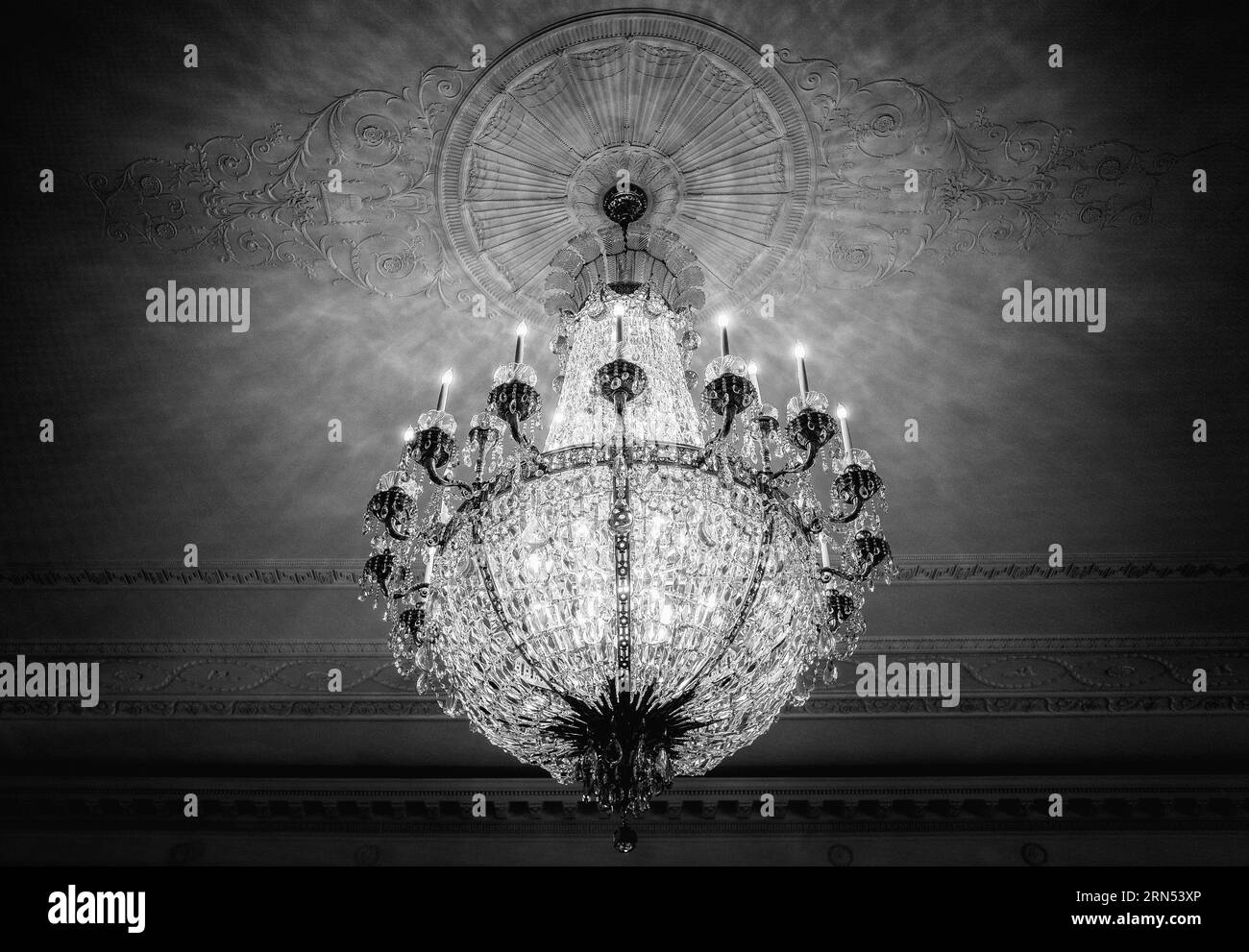 Lampadario di cristallo e soffitto decorato, Casa Bianca. Fotografia in bianco e nero che guarda l'apparecchio e l'ambiente decorativo circostante. Foto Stock