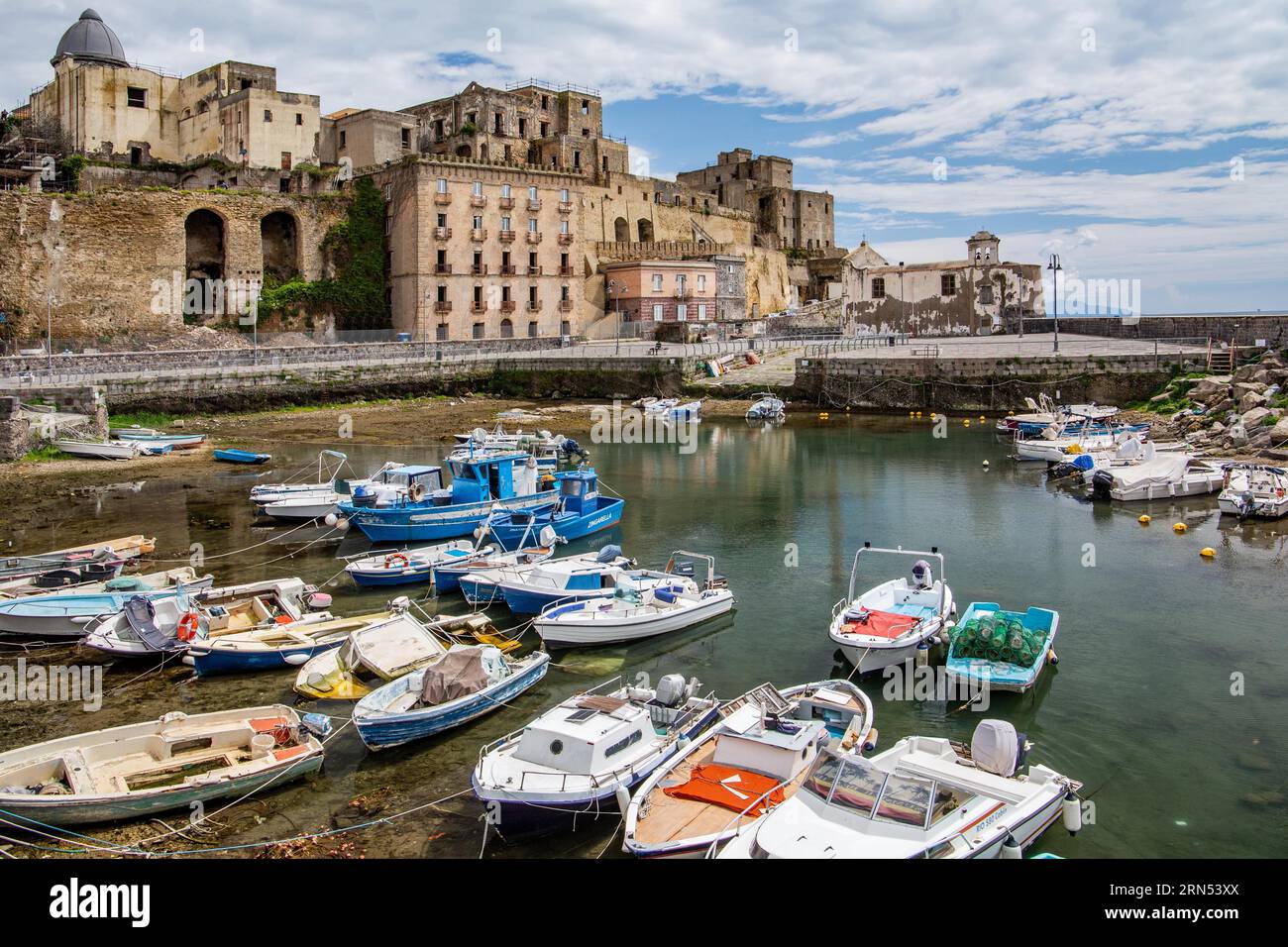 Porto di pesca Darsena dei pescatori di fronte al centro storico, Pozzuoli, Golfo di Napoli, Campania, Italia meridionale, Italia Foto Stock