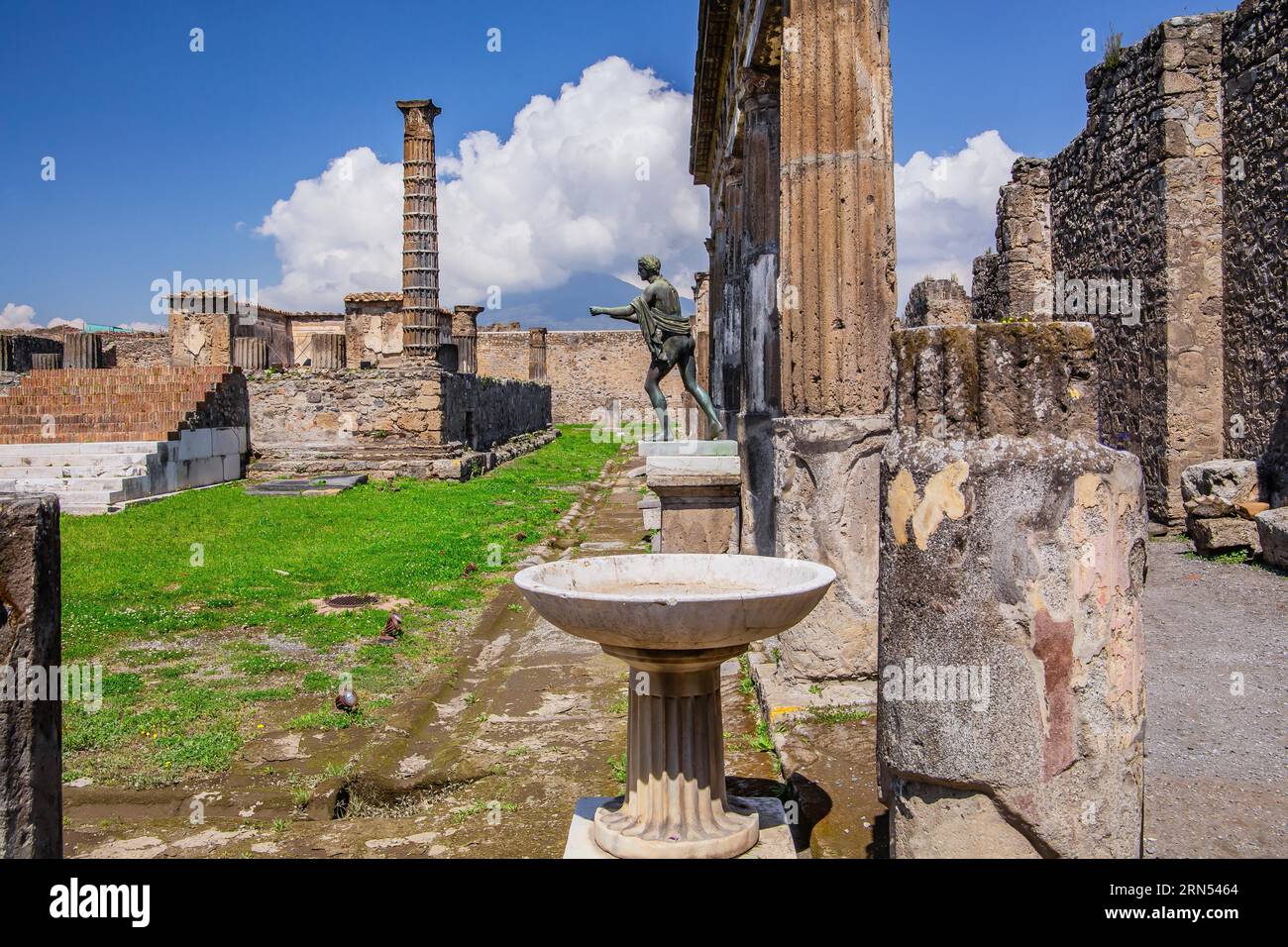 Santuario di Apollo con statua di Apollo e Vesuvio nelle nuvole, Pompei, Golfo di Napoli, Campania, Italia meridionale, Italia Foto Stock