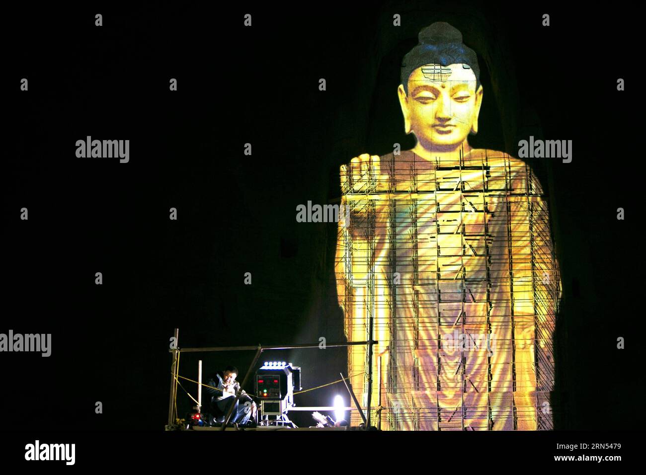 150612 -- KABUL, 12 giugno 2015 -- foto scattata il 7 giugno 2015 mostra la proiezione del Buddha di Bamyan nella provincia di Bamyan, Afghanistan centrale. Una coppia cinese, e Liang Hong, hanno proiettato con successo l'immagine del Buddha più alto nella Valle di Bamyan il 6 e 7 giugno, utilizzando le più recenti tecnologie a misura di reliquie culturali, suscitando il plauso della gente del posto. I due Buddha Bamyan sono stati bombardati e distrutti a terra dai talebani nel 2001, nonostante gli appelli della comunità internazionale. AFGHANISTAN-BAMYAN-BAMYAN BUDDHA-PROIEZIONE IMMAGINE ZHANGXXINYU PUBLICATIONXNOTXINXCHN Foto Stock