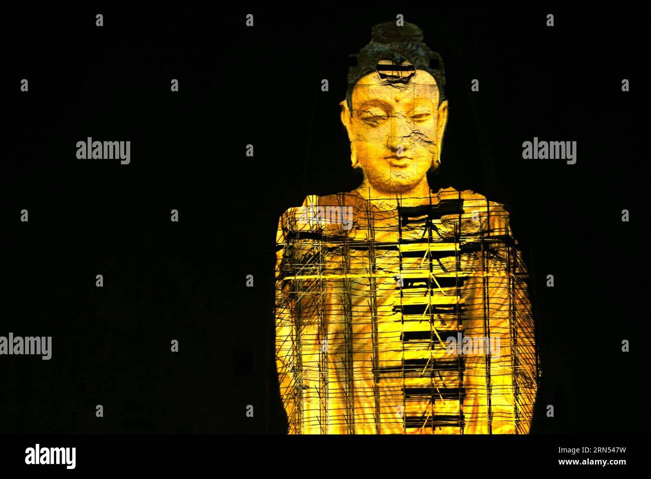(150612) -- KABUL, 12 giugno 2015 -- foto scattata il 7 giugno 2015 mostra la proiezione del Buddha di Bamyan nella provincia di Bamyan, Afghanistan centrale. Una coppia cinese, e Liang Hong, hanno proiettato con successo l'immagine del Buddha più alto nella Valle di Bamyan il 6 e 7 giugno, utilizzando le più recenti tecnologie a misura di reliquie culturali, suscitando il plauso della gente del posto. I due Buddha Bamyan sono stati bombardati e distrutti a terra dai talebani nel 2001, nonostante gli appelli della comunità internazionale). AFGHANISTAN-BAMYAN-BAMYAN BUDDHA-IMMAGINE PROIEZIONE ZhangxXinyu PUBLICATIONxNOTxINxCHN 150612 Kabul giugno Foto Stock
