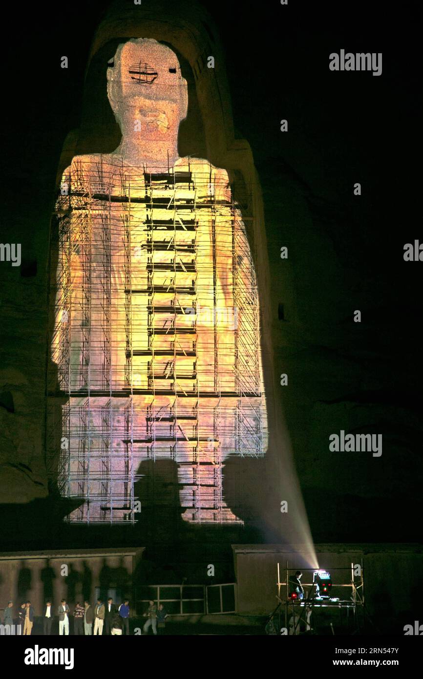 (150612) -- KABUL, 12 giugno 2015 -- foto scattata il 7 giugno 2015 mostra la proiezione del Buddha di Bamyan nella provincia di Bamyan, Afghanistan centrale. Una coppia cinese, e Liang Hong, hanno proiettato con successo l'immagine del Buddha più alto nella Valle di Bamyan il 6 e 7 giugno, utilizzando le più recenti tecnologie a misura di reliquie culturali, suscitando il plauso della gente del posto. I due Buddha Bamyan sono stati bombardati e distrutti a terra dai talebani nel 2001, nonostante gli appelli della comunità internazionale). AFGHANISTAN-BAMYAN-BAMYAN BUDDHA-IMMAGINE PROIEZIONE ZhangxXinyu PUBLICATIONxNOTxINxCHN 150612 Kabul giugno Foto Stock