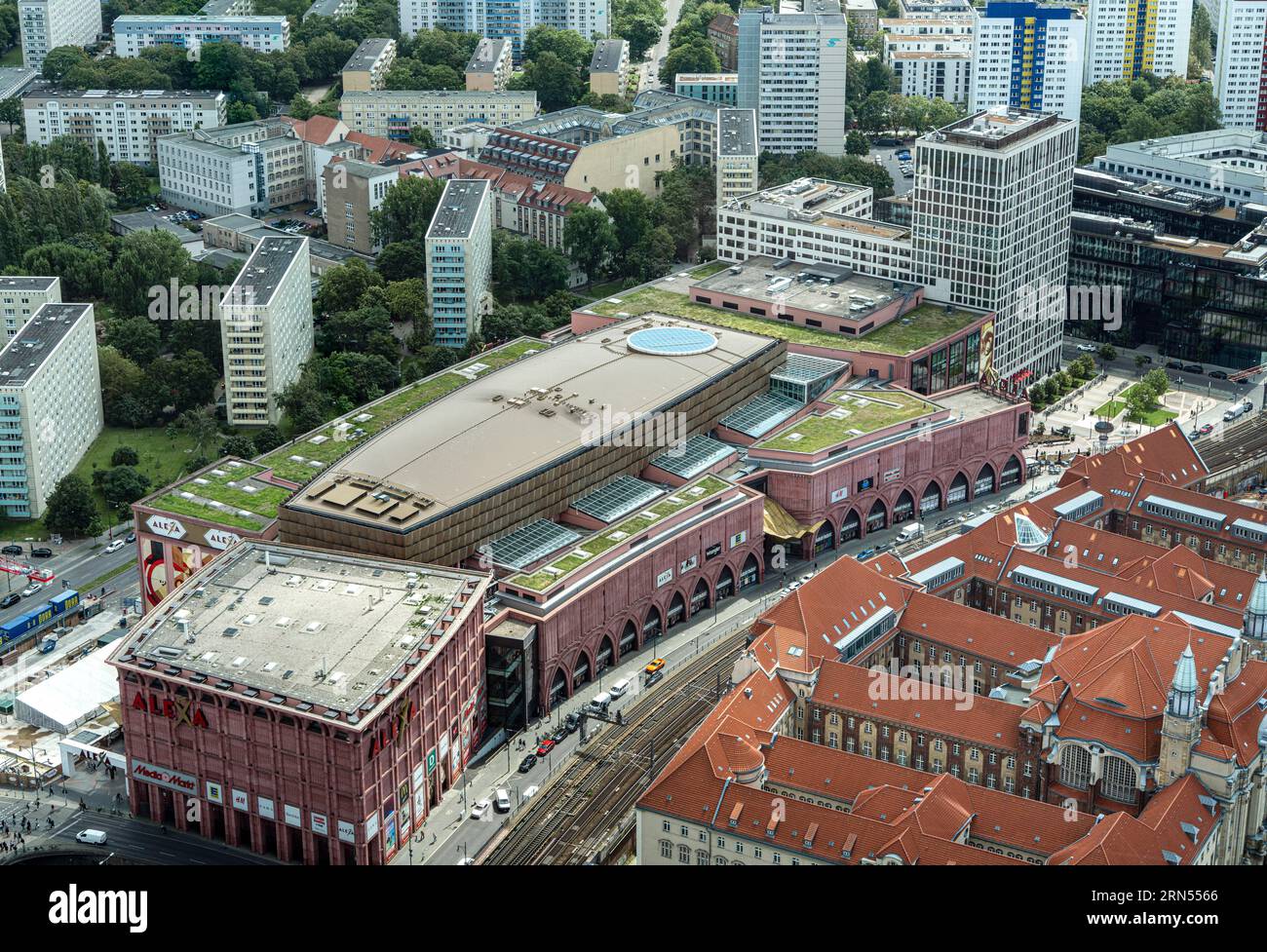 Panorama dello skyline della città, vista dalla torre della televisione di Berlino, dal centro commerciale Alexa e dal tribunale distrettuale Mitte, Berlino, Germania Foto Stock