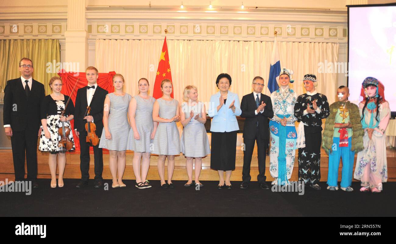 (150613) -- HELSINKI, 13 giugno 2015 -- il vice primo ministro cinese Liu Yandong (6a R) partecipa alla cerimonia di apertura del Focus China, un programma che fa parte del Festival di Helsinki, accompagnato dal sindaco di Helsinki Jussi Pajunen (5a R), a Helsinki, Finlandia, 11 giugno 2015. Il vice Premier cinese Liu Yandong è in Finlandia per una visita di tre giorni. La visita ha caratterizzato una cerimonia di apertura del Focus China, un'ampia vetrina di arte e cultura cinese durante il Festival di Helsinki 2015. ) FINLAND-HELSINKI-CHINA-LIU YANDONG-VISIT WangxYaxiong PUBLICATIONxNOTxINxCHN Helsinki 13 giugno 2015 Chinese Vice Pre Foto Stock