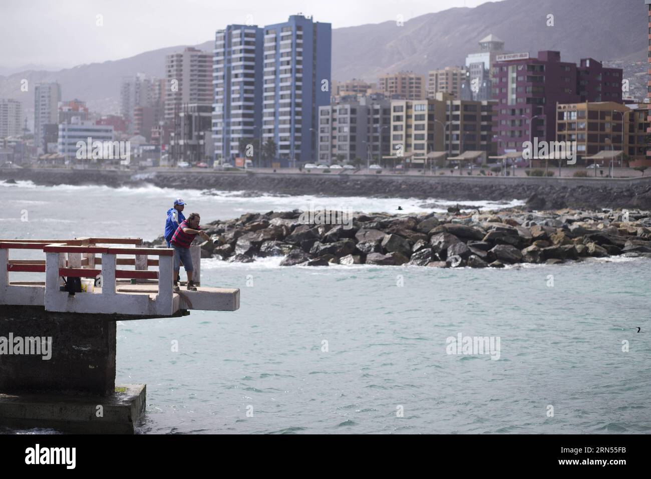 (150614) -- ANTOFAGASTA, 13 giugno 2015 -- due residenti pescano all'Antofagasta s balneario, 1.300 km a nord di Santiago, capitale del Cile, il 13 giugno 2015. Antofagasta è una delle sedi delle partite della fase di gruppo della Copa America 2015. ) (SP)CILE-ANTOFAGASTA-COPA AMERICA-DAILY LIFE LuisxEcheverria PUBLICATIONxNOTxINxCHN Antofagasta 13 giugno 2015 due residenti pescano AL Antofagasta S Balneario 1 300 km a nord di Santiago capitale del Cile IL 13 giugno 2015 Antofagasta È una delle sedi delle partite della fase di gruppo della Copa America 2015 SP Cile Antofagasta Copa America vita quotidiana Luisx Foto Stock