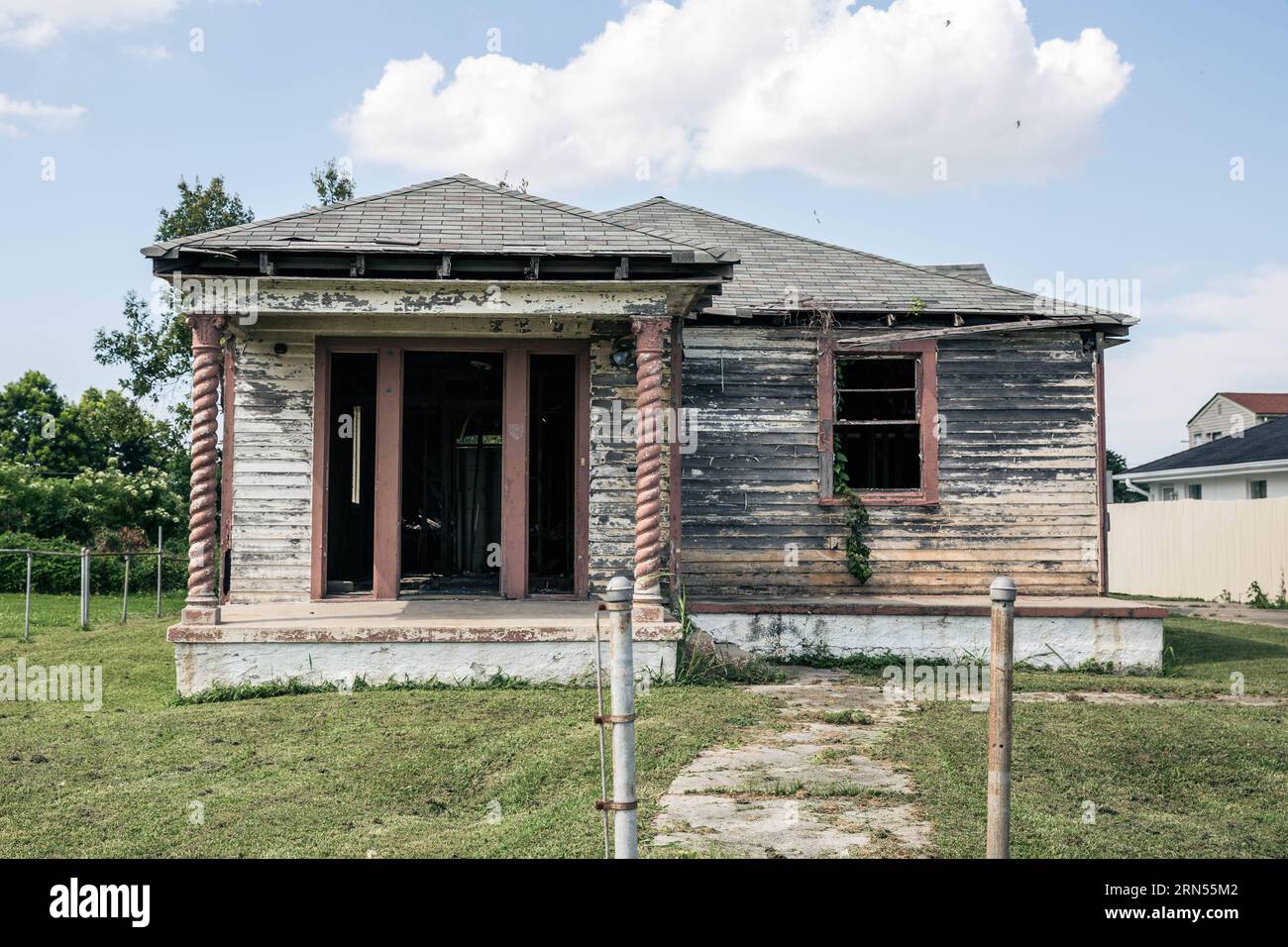 NEW ORLEANS, 10 giugno 2015 -- foto scattata il 10 giugno 2015 mostra una casa abbandonata a Lower Ninth Ward, New Orleans, Louisiana, Stati Uniti. Dall'estate del 2005, il Lower Ninth Ward è diventato un terreno di dumping per cose indesiderate. L'erba selvatica fino all'altezza degli adulti prevale nella zona, tra cui i relitti di case abbandonate si stagliano in modo minaccioso. Dieci anni dopo l'uragano Katrina ha messo in ginocchio New Orleans e ha lasciato un'impronta emotiva in tutti gli Stati Uniti, mentre la gente ha visto come il governo degli Stati Uniti non è riuscito a rispondere prontamente, una comunità prevalentemente afro-americana Foto Stock