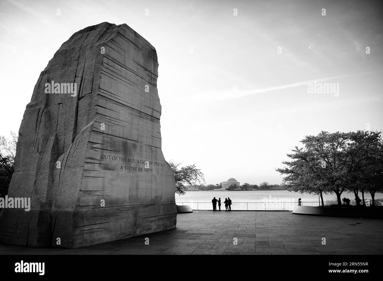 Stone of Hope, MLK Memorial, Washington, D.C. Fotografia in bianco e nero che mostra il monolite con il bacino delle maree e il Jefferson Memorial in lontananza. Foto Stock