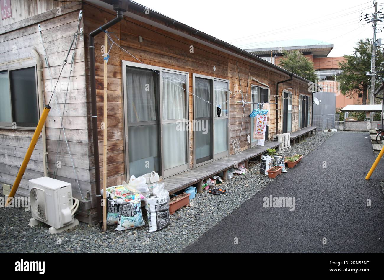 TOKYO, 2015 -- in questa foto scattata l'8 marzo 2015, case temporanee per le vittime dello tsunami sono viste nella città di Minamisoma nella prefettura di Fukushima, in Giappone. La ricostruzione delle regioni del Giappone nordorientale, colpite quattro anni fa da un devastante terremoto e dallo tsunami che ne seguì, rimane lenta. ) (zw) GIAPPONE-TSUNAMI-RICOSTRUZIONE LiuxTian PUBLICATIONxNOTxINxCHN Tokyo 2015 in questo file foto scattata L'8 marzo 2015 Case temporanee per le vittime dello Tsunami sono i laghi nella città di Minamisoma nella prefettura di Fukushima Giappone ricostruzione delle regioni nel Giappone nord-orientale che sono stati colpiti quattro Yea Foto Stock