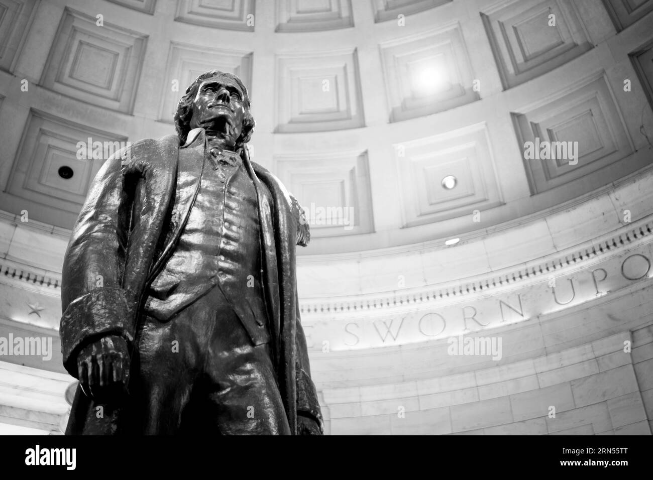 Statua di Thomas Jefferson, Jefferson Memorial, Washington, D.C. Fotografia in bianco e nero scattata da un angolo basso, che mostra la statua e la cupola interna. Foto Stock