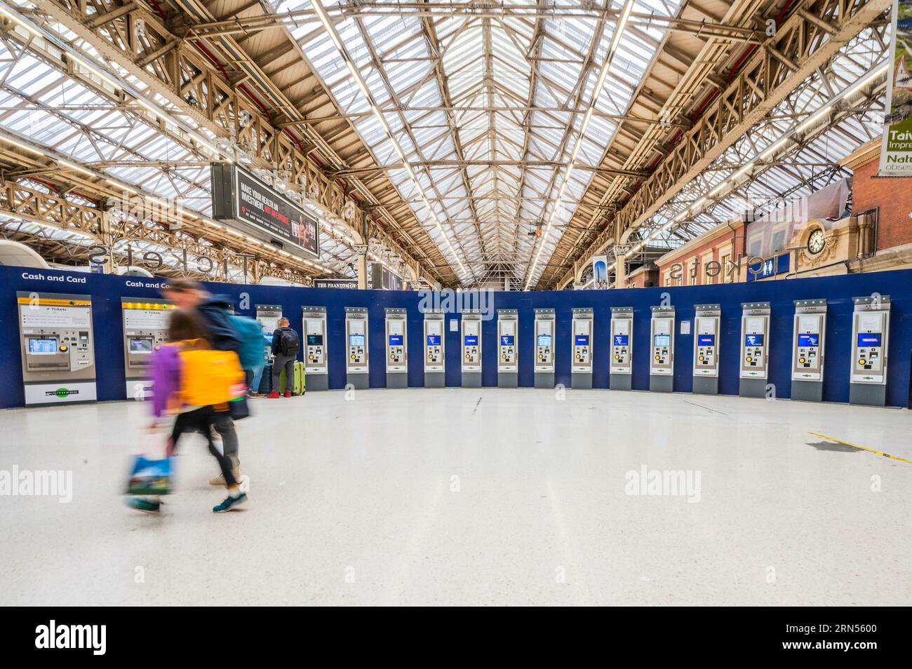 Londra, Regno Unito. 31 agosto 2023. Le biglietterie e le macchine mostrano piccoli avvisi sulle chiusure della Victoria Station, appena prima che i membri della RMT marciano sul Parlamento e su Downing Street per salvare le biglietterie in vista della consultazione sul futuro dei biglietti, le biglietterie che chiuderanno il 1° settembre. Ci sono già stati circa mezzo milione di risposte, mentre le compagnie ferroviarie cercano di chiudere fino a 1000 biglietterie e tagliare 2300 posti di lavoro. Crediti: Guy Bell/Alamy Live News Foto Stock