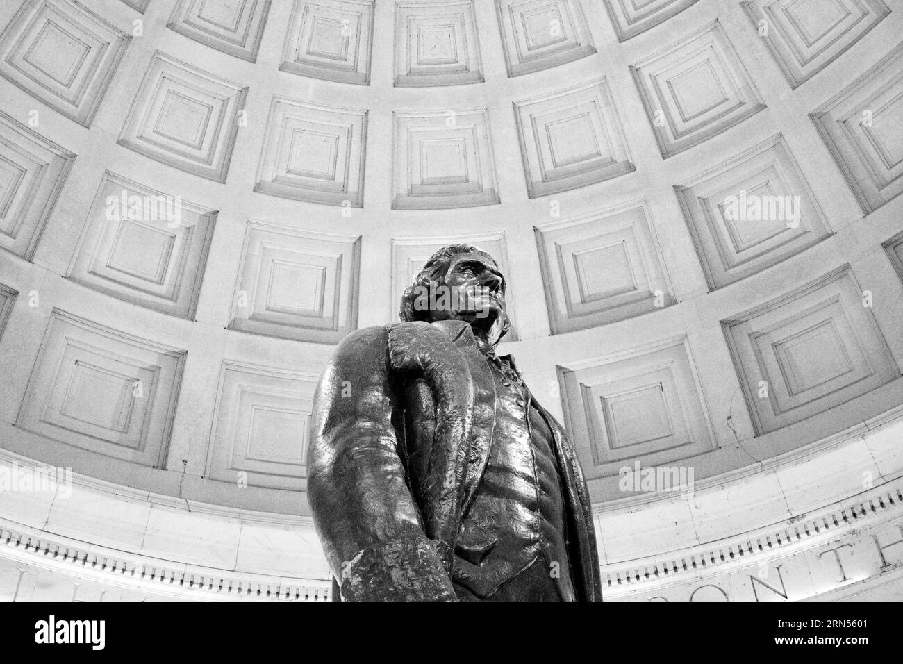 Statua di Thomas Jefferson, Washington, D.C. Fotografia in bianco e nero scattata da un angolo basso, che mostra la statua e il soffitto decorato sopra. Foto Stock