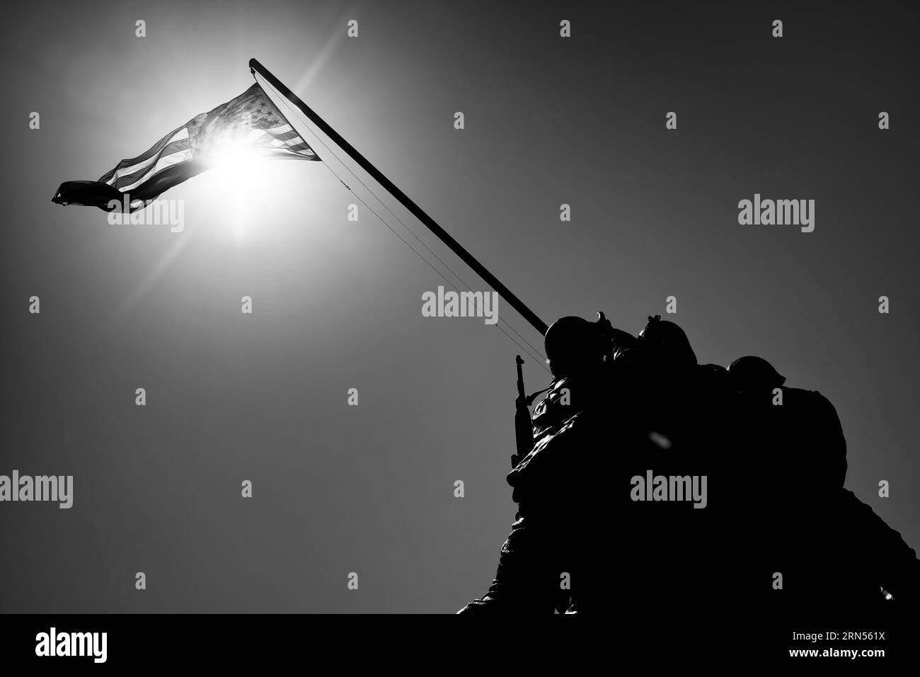 Iwo Jima Memorial, Arlington, Virginia. Fotografia in bianco e nero che mostra il monumento stagliato contro un cielo luminoso con la bandiera americana. Foto Stock