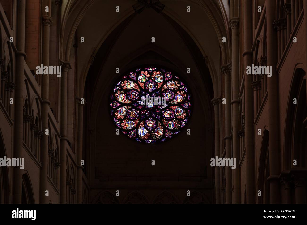 Vista interna della cattedrale di Saint-Jean, ufficiale francese Eglise Saint-Jean-Baptiste-et-Saint-Etienne, finestra rosa, Lione, dipartimento Rodano, regione Foto Stock