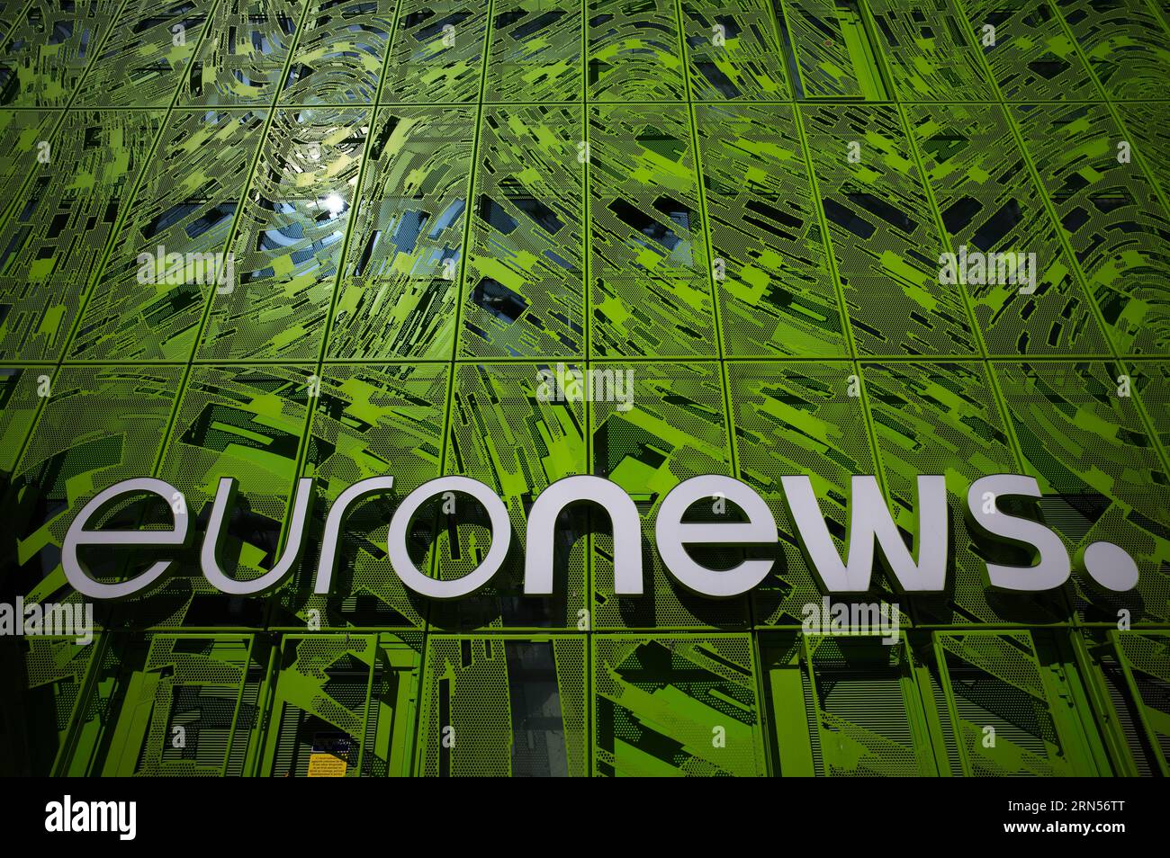 Euronews Lettering, le Cube verte, Green Cube, sede del canale televisivo euronews, architettura moderna nel quartiere la Confluence, Lione, Rhône Foto Stock